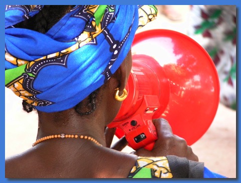 Griot Westafrika Guinea mit megaphon